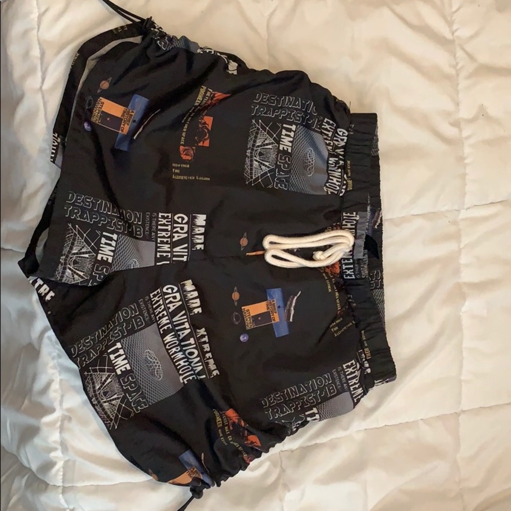 Graphic black short